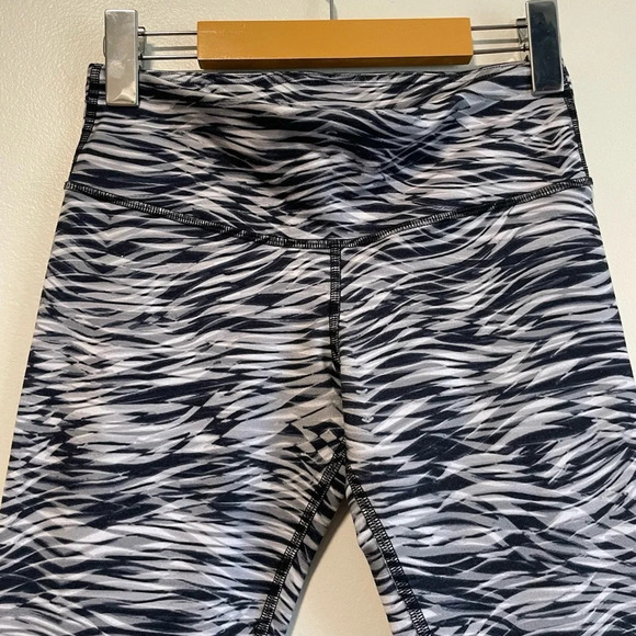 ALO Yoga Runway Zebra Abstract Wave Full Length Athletic Leggings - Small - Picture 8 of 8